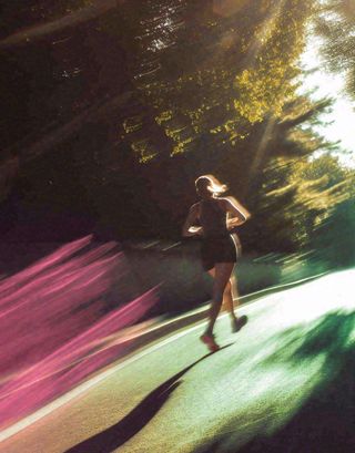 户外运动散步跑步奔跑，阳光活力摄影图