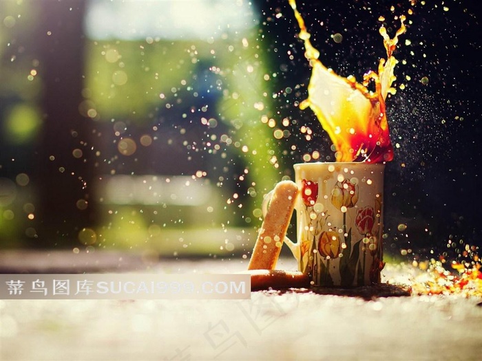 镜头下杯子里四溅的水滴