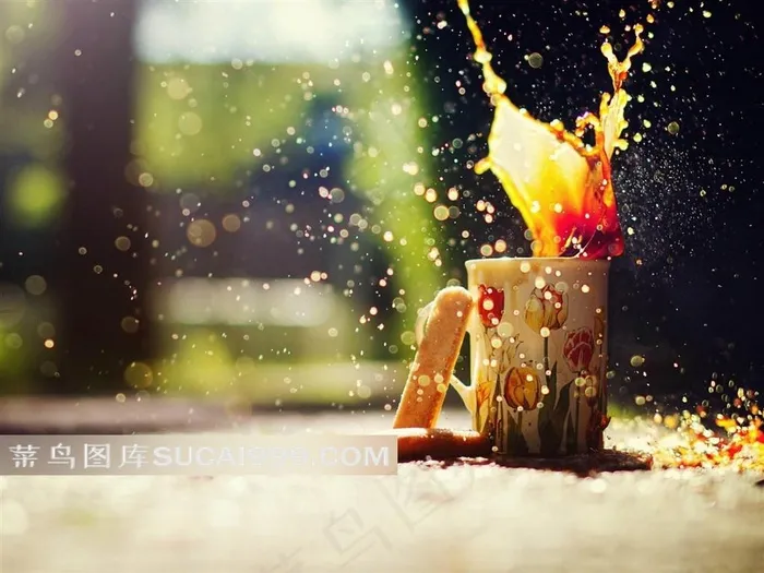 镜头下杯子里四溅的水滴