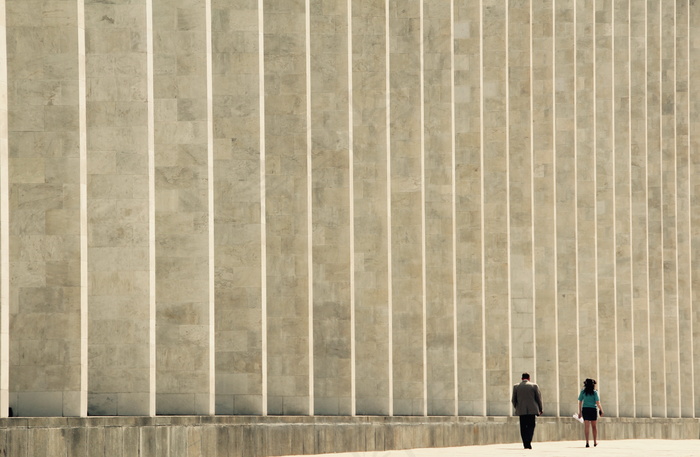 高墙下的行人图片