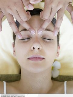 SPA水疗·修身养性-点按攒竹穴