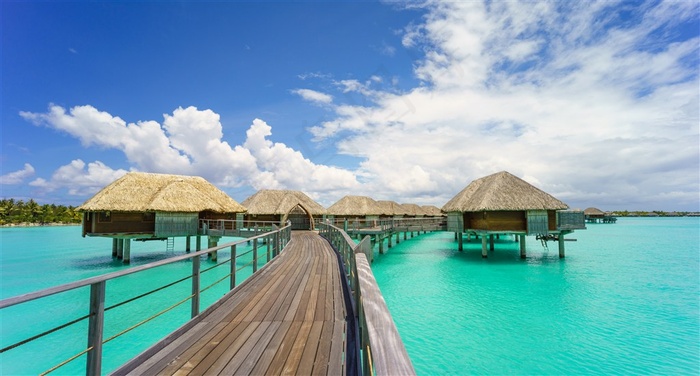 海面上的旅游小木屋