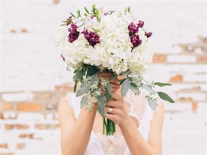 承载幸福的手捧花素材