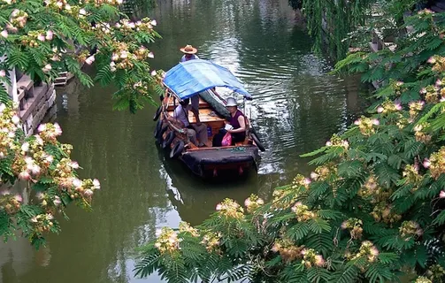 江苏苏州周庄古镇水巷游手摇船