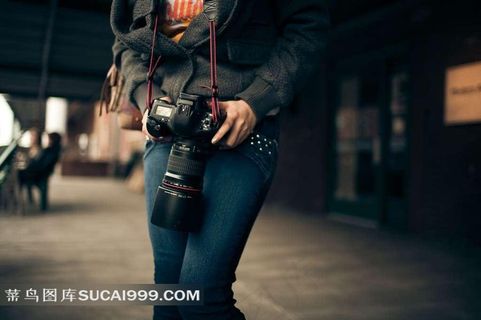 背着的单反相机