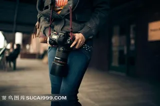 背着的单反相机