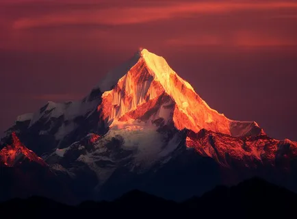 尼泊尔日落时的一座大山峰，日照金山摄影图壁纸