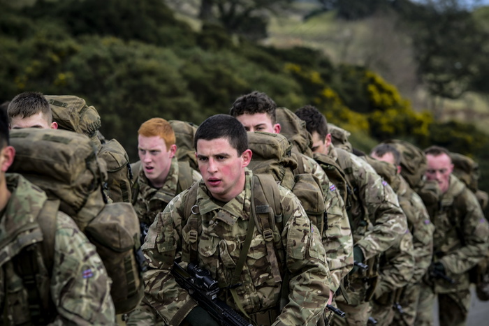 军人负重训练图片