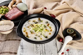 皮蛋瘦肉粥砂锅