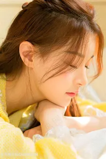 闭上眼睛的高清美女图片