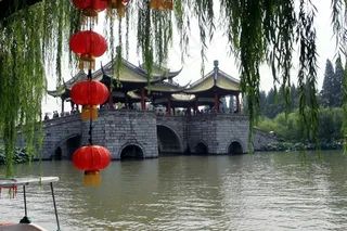 水面上垂柳辉映的观景亭