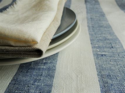 三个盘子和几块布