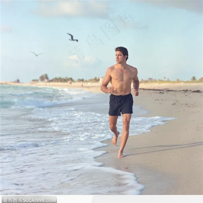 赤膊在海滩上跑步