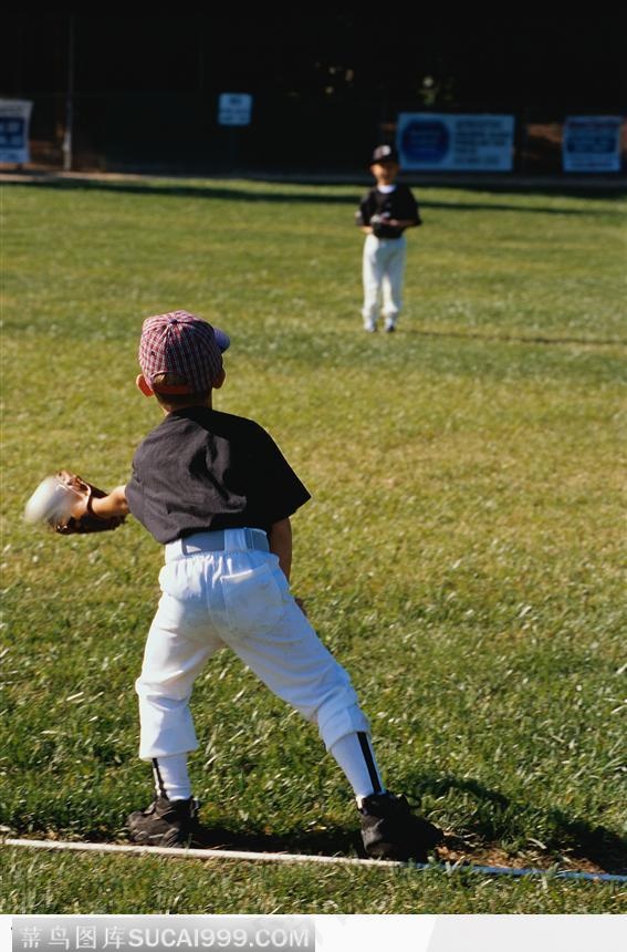 小孩玩棒球