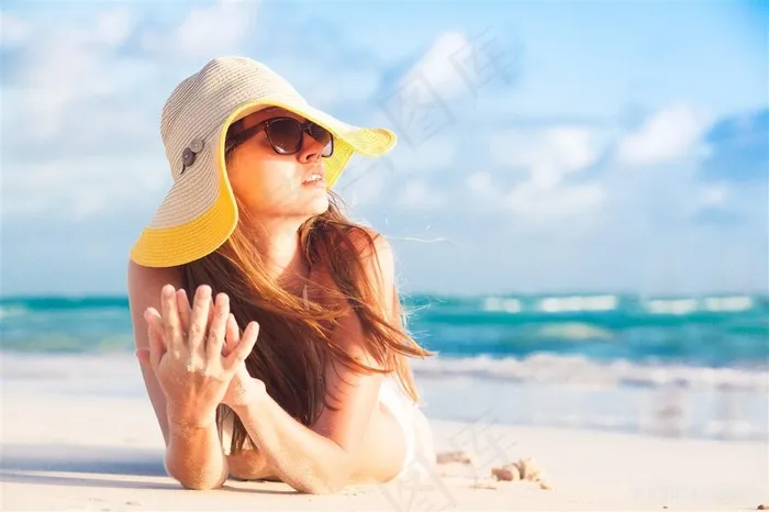 海边度假晒日光浴的美女创意高清图片