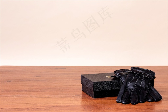 木板上的盒子和手套