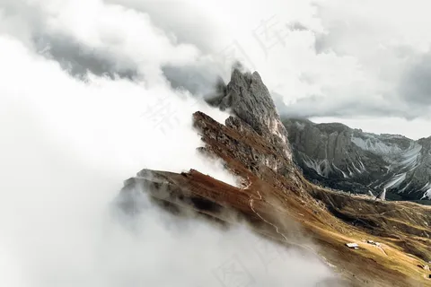云雾缭绕的山脉图片 云雾缭绕的山脉图片