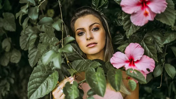 扶桑花丛美女图片 扶桑花丛美女图片
