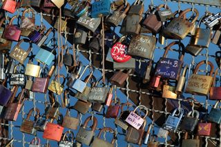 篱笆浪漫爱情挂锁图片