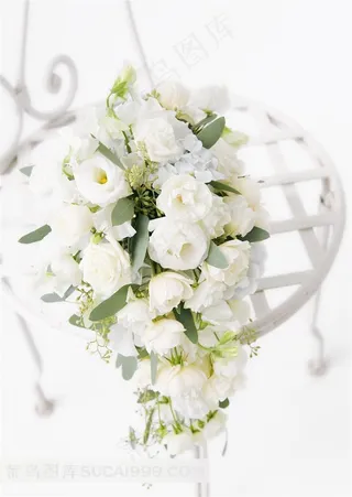 放在椅子上的鲜花特写