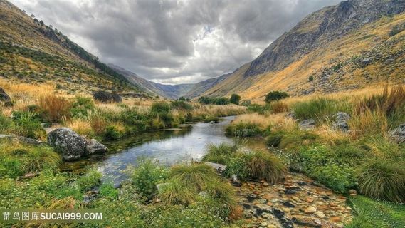 湖畔草地山脉美景壁纸