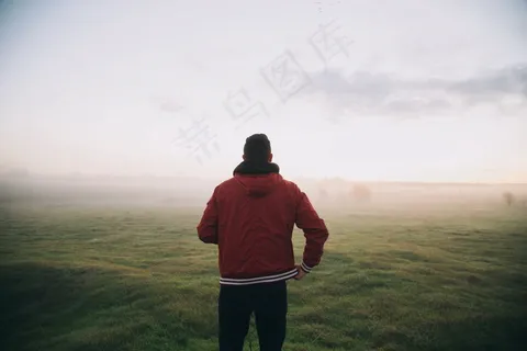 一个男人的背影图片 一个男人的背影图片
