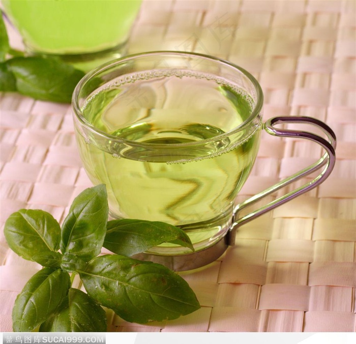 玻璃杯和绿茶