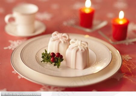 圣诞节素材-盘子里礼品盒形状的巧克力和树叶