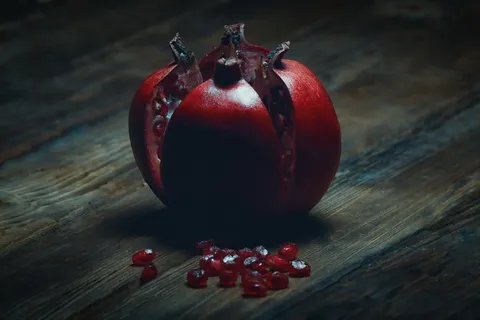 新鲜红石榴摄影图