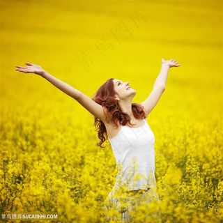 油菜花田里卷发欧美美女图片