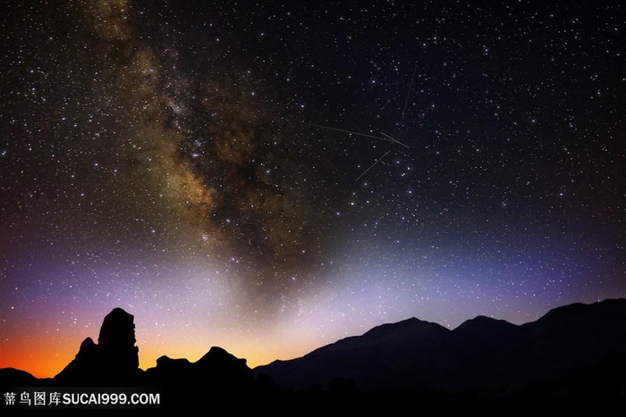 夜晚城市星空下的户外风景图片