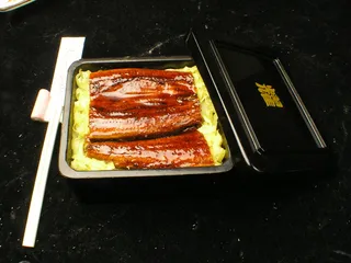  鳗鱼盒饭 