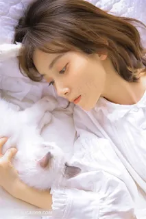 撸猫的高清美女图片