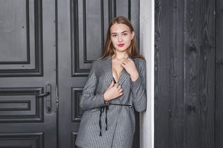 灰色职业西装美女图片