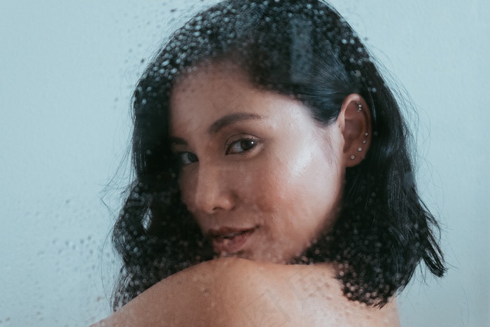 隔着玻璃的美女头像图片