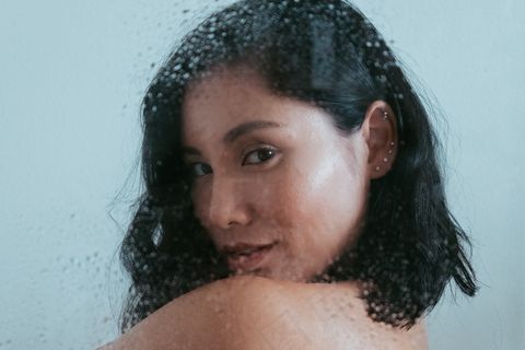 隔着玻璃的美女头像图片