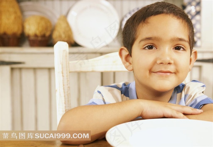坐在餐桌前的可爱小朋友