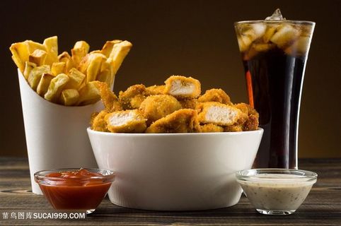 大块鸡快和炸薯条可乐快餐图片 大块鸡快和炸薯条可乐快餐图片