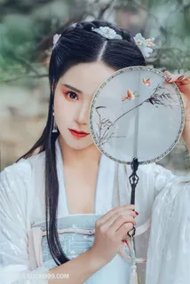 团扇遮面古装美女图片