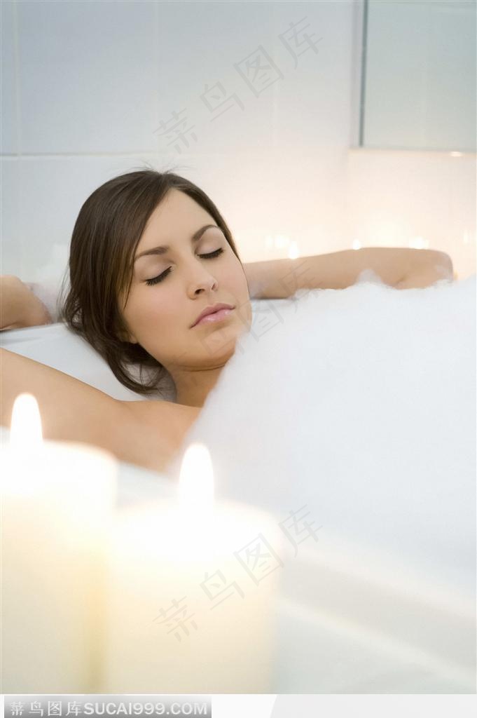 闭着眼睛躺在泡沫浴缸中的女性