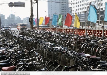 市井生活-摆放整齐的自行车