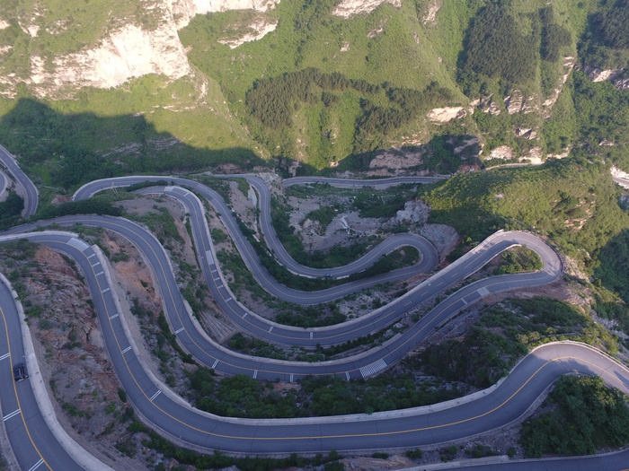 蜿蜒巍峨盘山公路