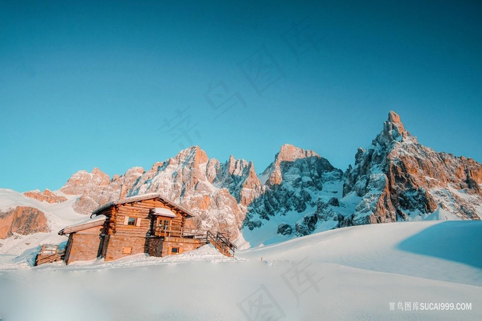 冬季雪山木屋风景图片