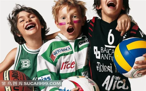开心的穿运动服抱拉起排球的儿童 开心的穿运动服抱拉起排球的儿童