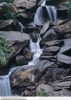 山脉中流淌的河流