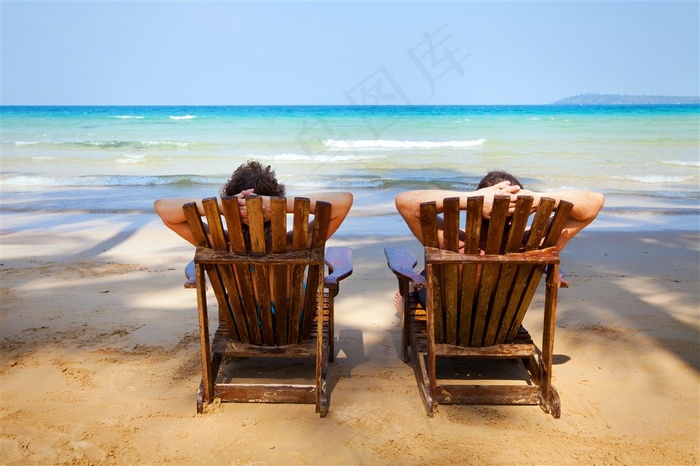 海边度假的情侣