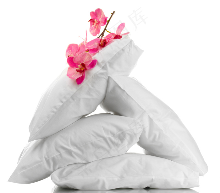 白色堆叠枕头粉色鲜花图片