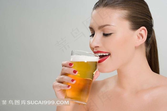 微笑喝啤酒的性感美女素材