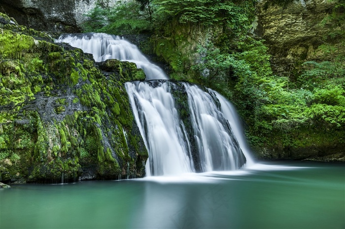 美丽的瀑布景色