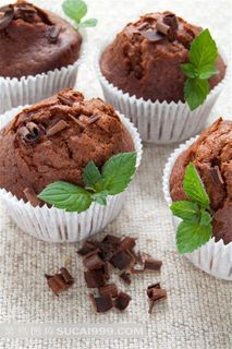 餐布上的巧克力纸杯蛋糕